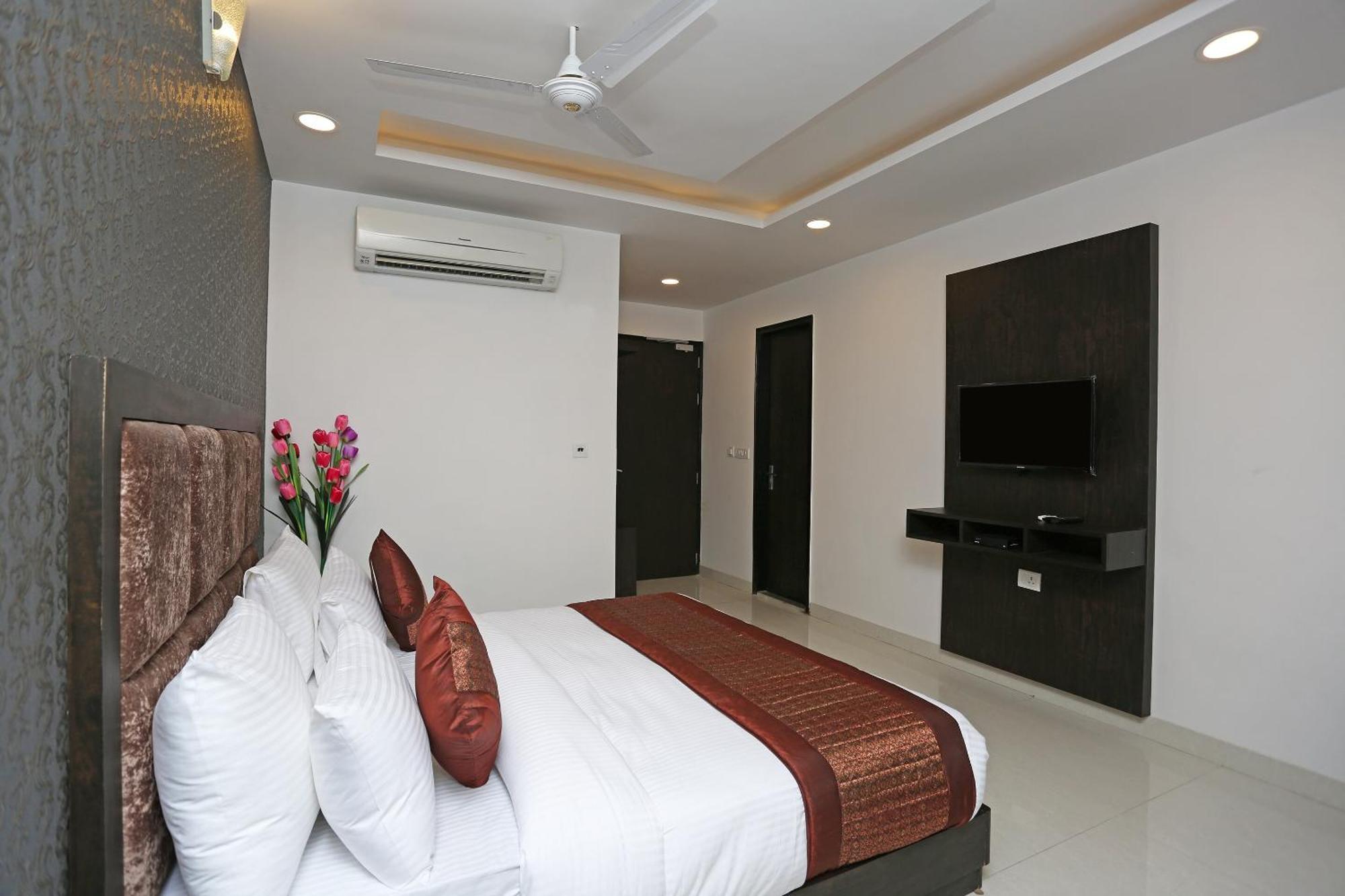 Hotel O M Suites New Delhi Extérieur photo