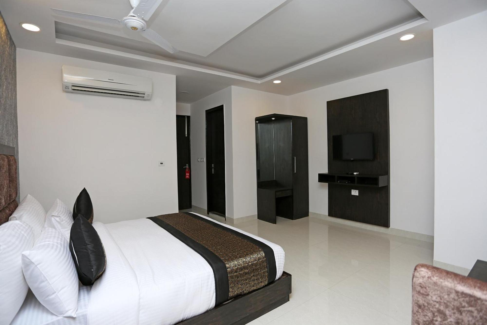 Hotel O M Suites New Delhi Extérieur photo