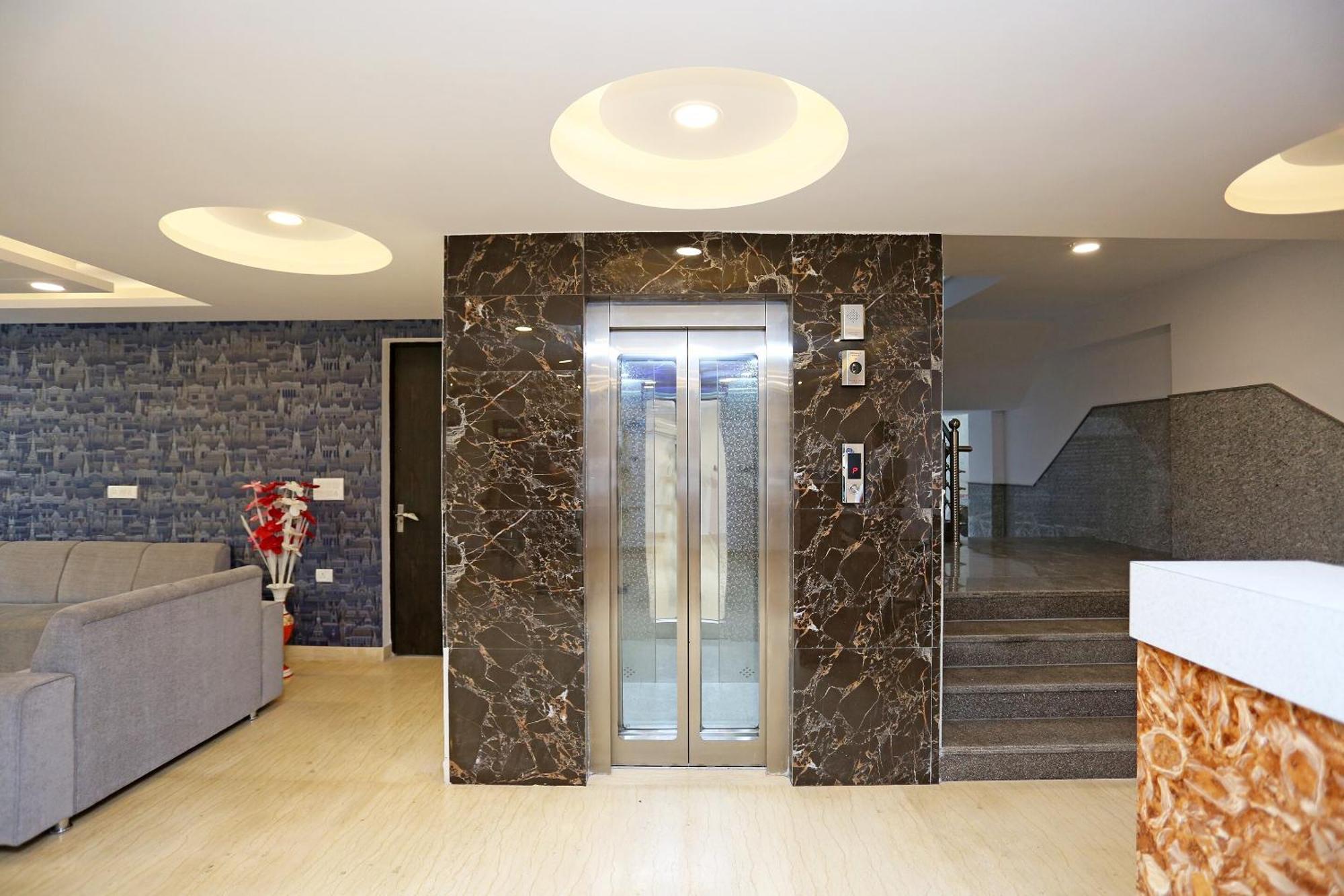 Hotel O M Suites New Delhi Extérieur photo